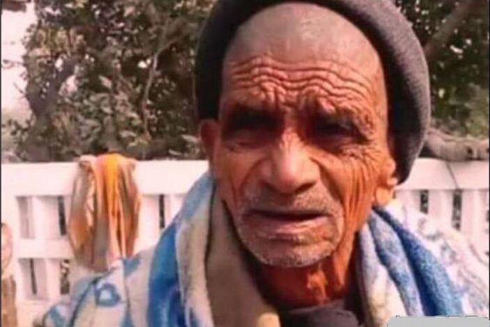 This 100-year-old man can't sleep without eating 1 kg of mud every day